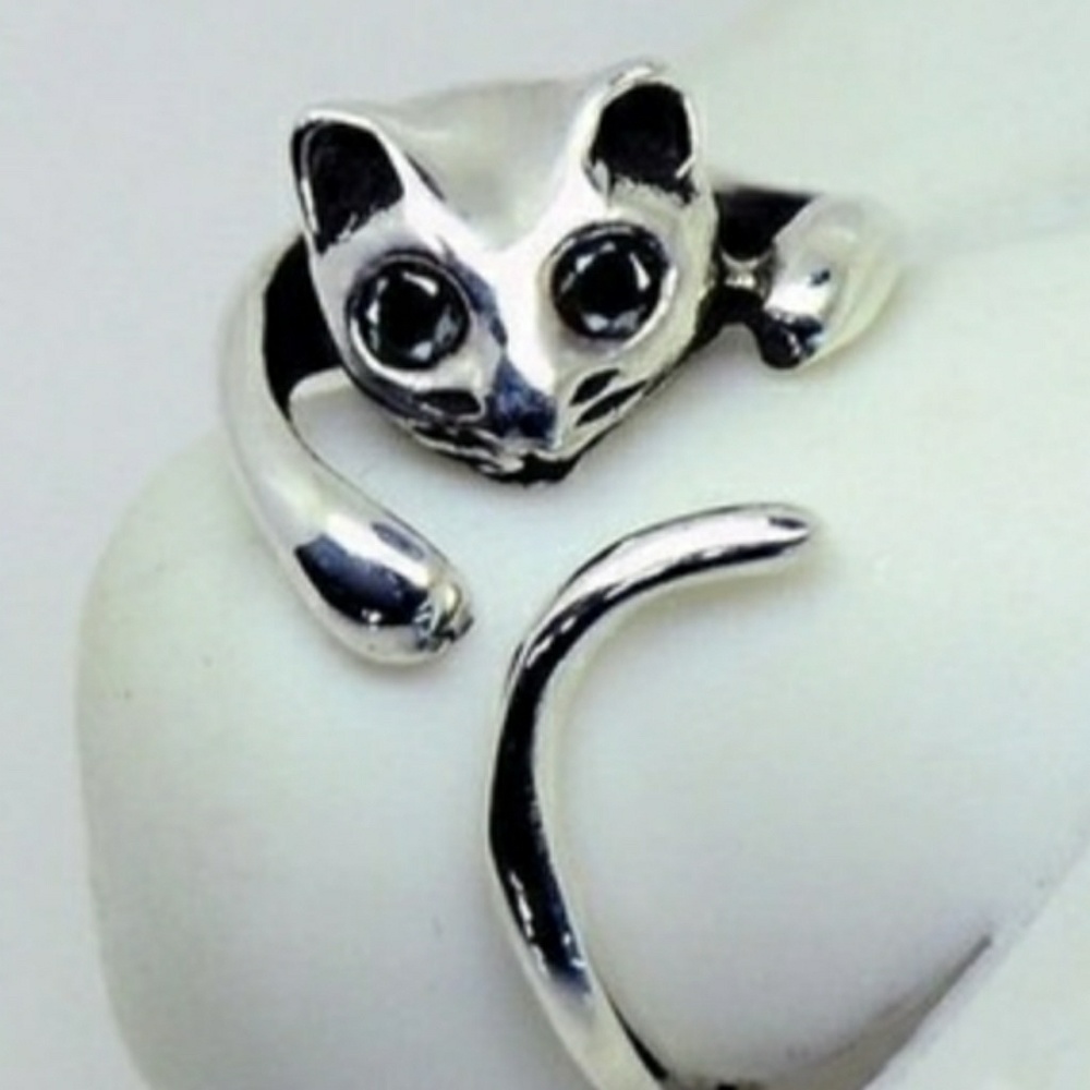 Adjustable silver colored cat ring